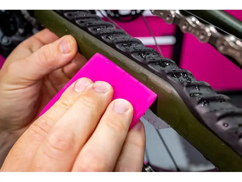 Skrapa MUC-OFF Application Squeegee This Nifty Pink