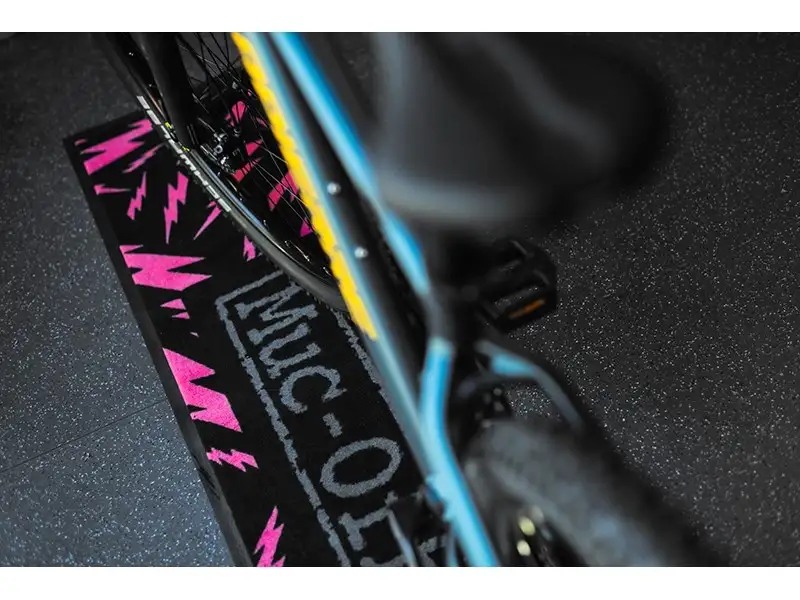 Trainermatta MUC-OFF Absorbent Bike Mat Black/Pink
